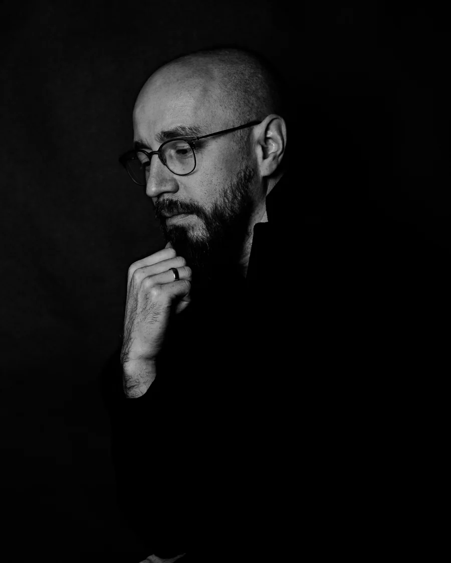 Peter Klein, Gründer von KOMP, Schwarzweiß-Porträt
